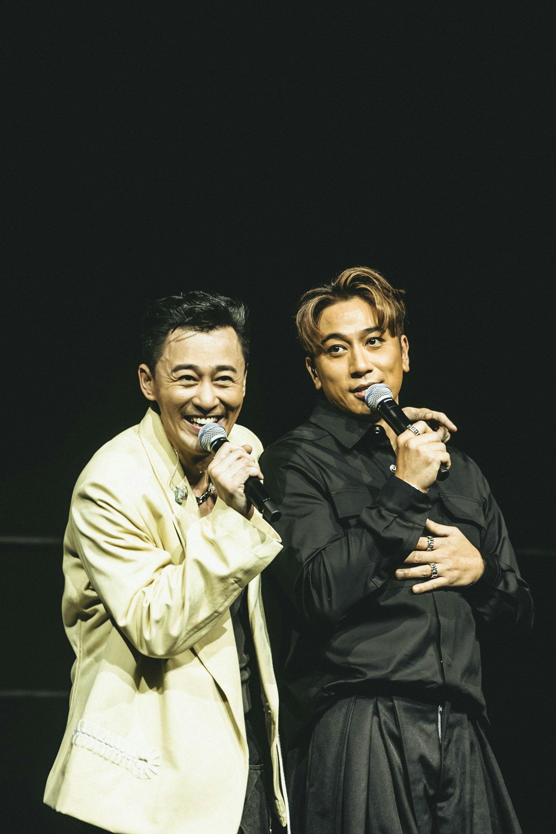 首場嘉賓是吳卓羲,兩人首先合唱了《別怪他》。林峯透露,當年他曾非常想把《別怪他》據為己有。(圖/林峯澳門演唱會提供)