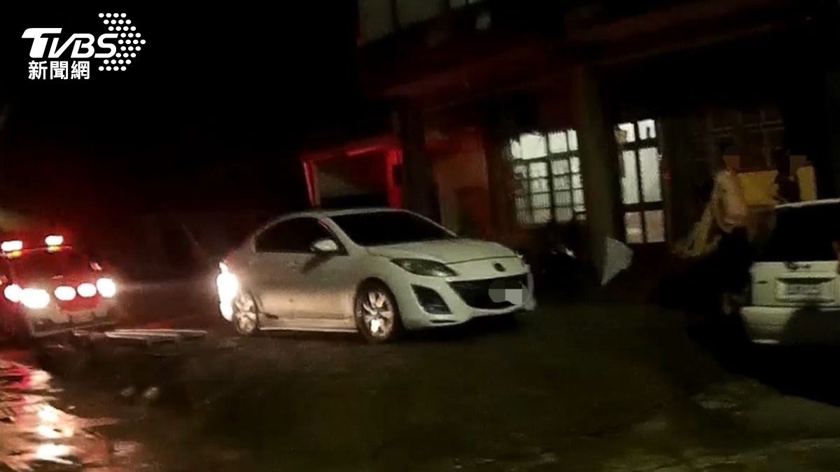 警方現場逮捕黃男,並將其帶返所製作筆錄,全案依傷害罪、殺人未遂罪移送偵辦。(圖/TVBS)