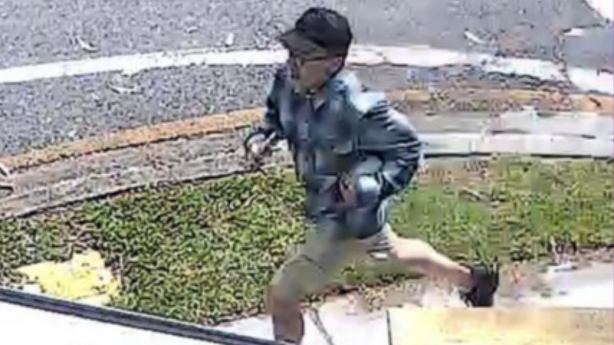 澳洲昆士蘭警局公開嫌犯長相發布全球通緝,要抓到這名無故攻擊嬰兒的兇手。(圖/翻攝自警局)