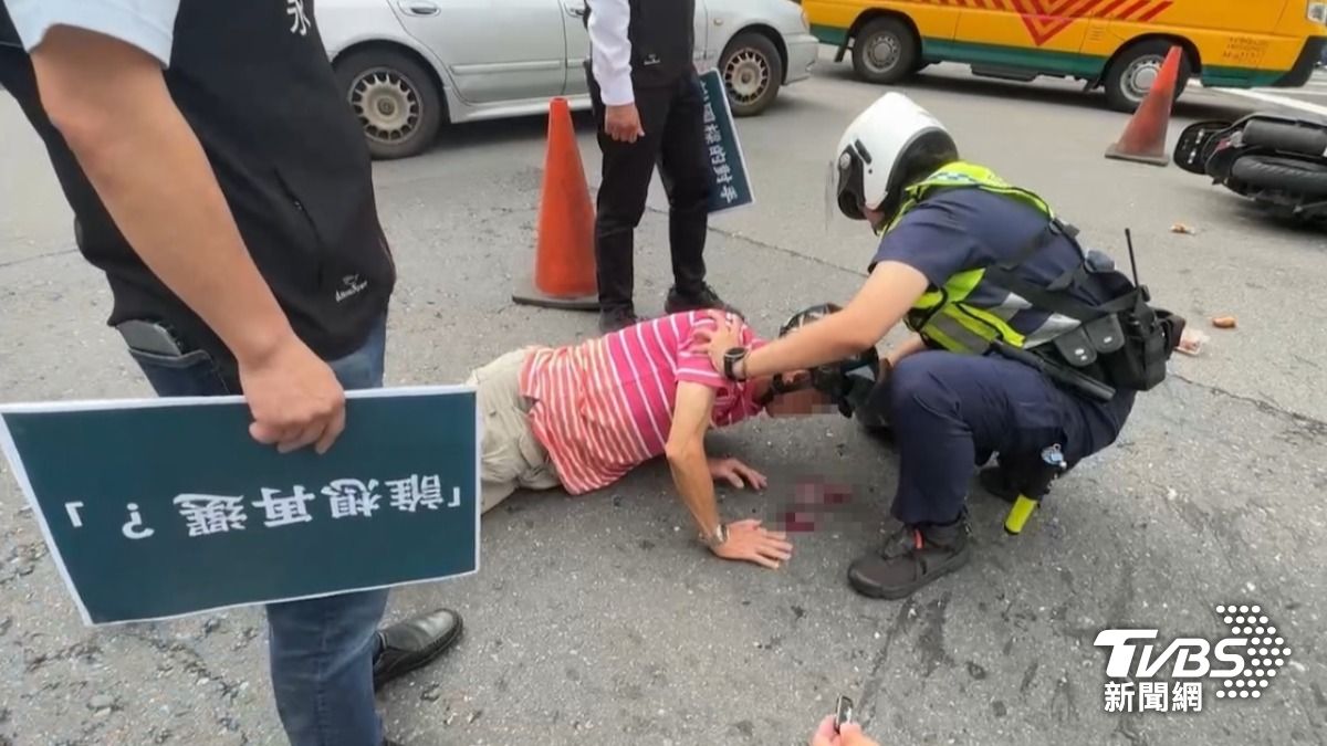 一名老翁頭部鮮血直流。(圖/TVBS)