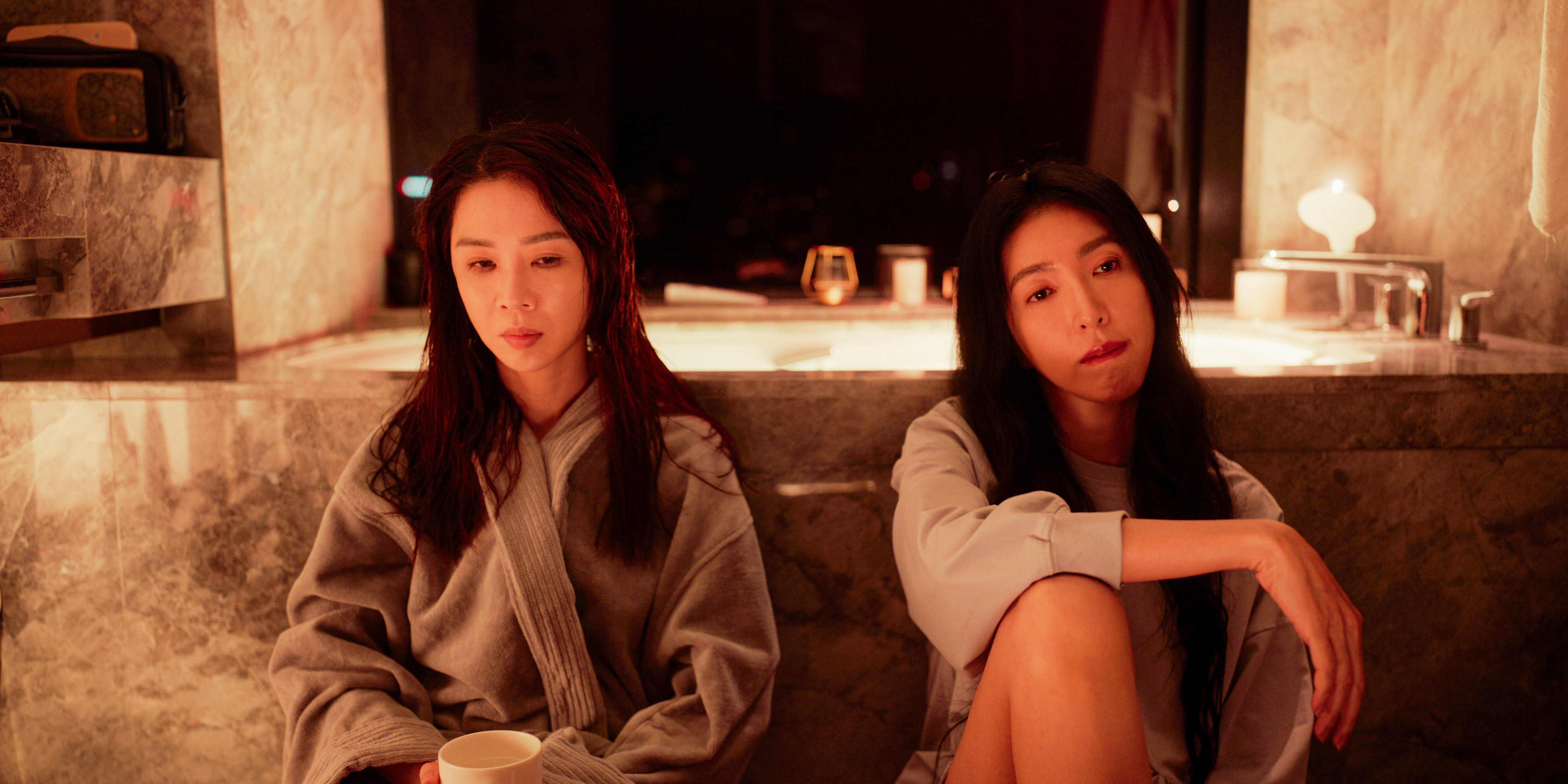 楊謹華(右)、謝盈萱戲裡成決裂閨密。(圖/Netflix提供)