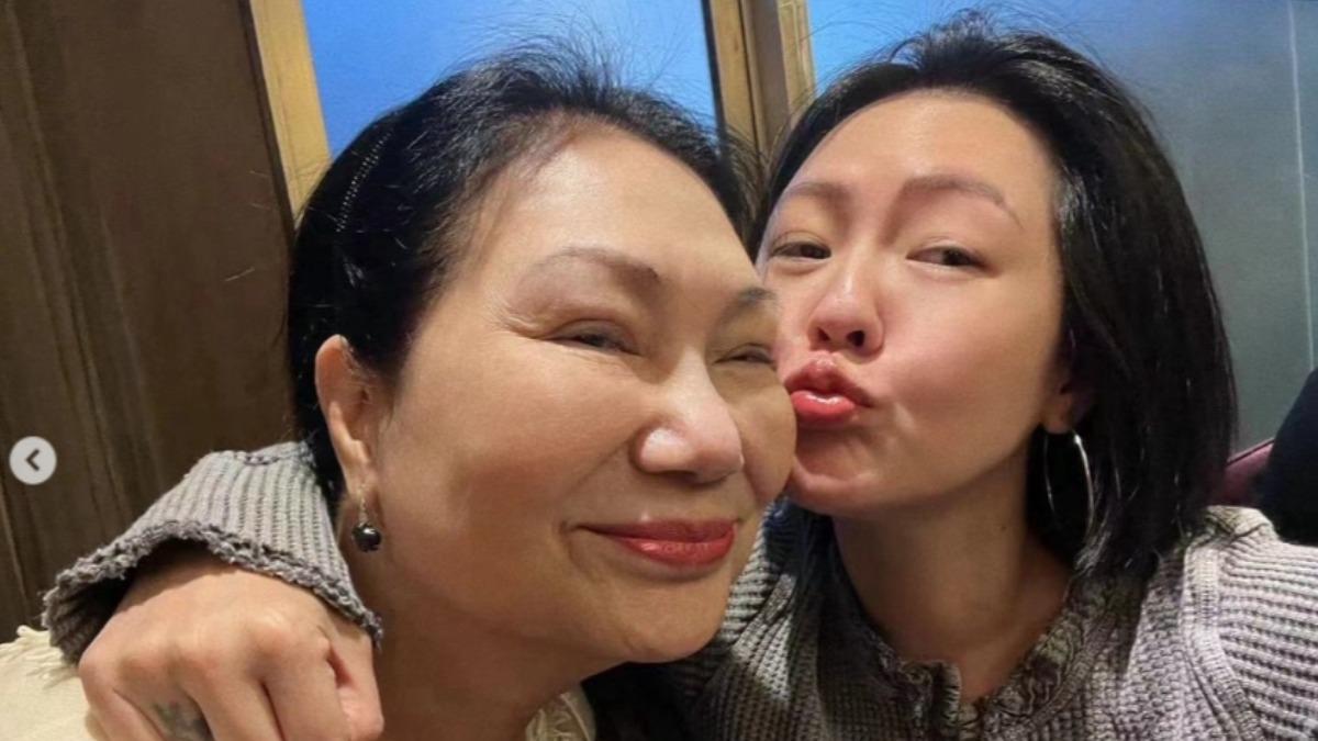 小S媽媽70大壽「凍齡外貌」曝光！少女肌震驚網友　母女嘟嘴甜笑