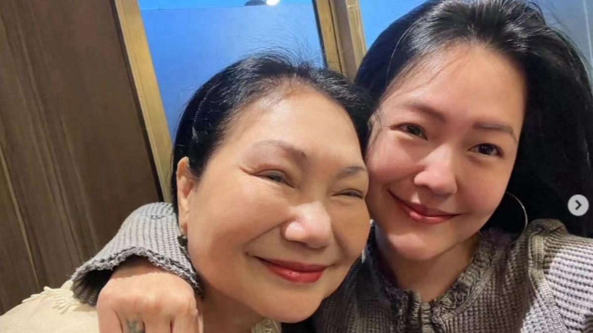小S貼出與媽媽的合照，慶祝S媽70大壽。（圖／翻攝小S IG）