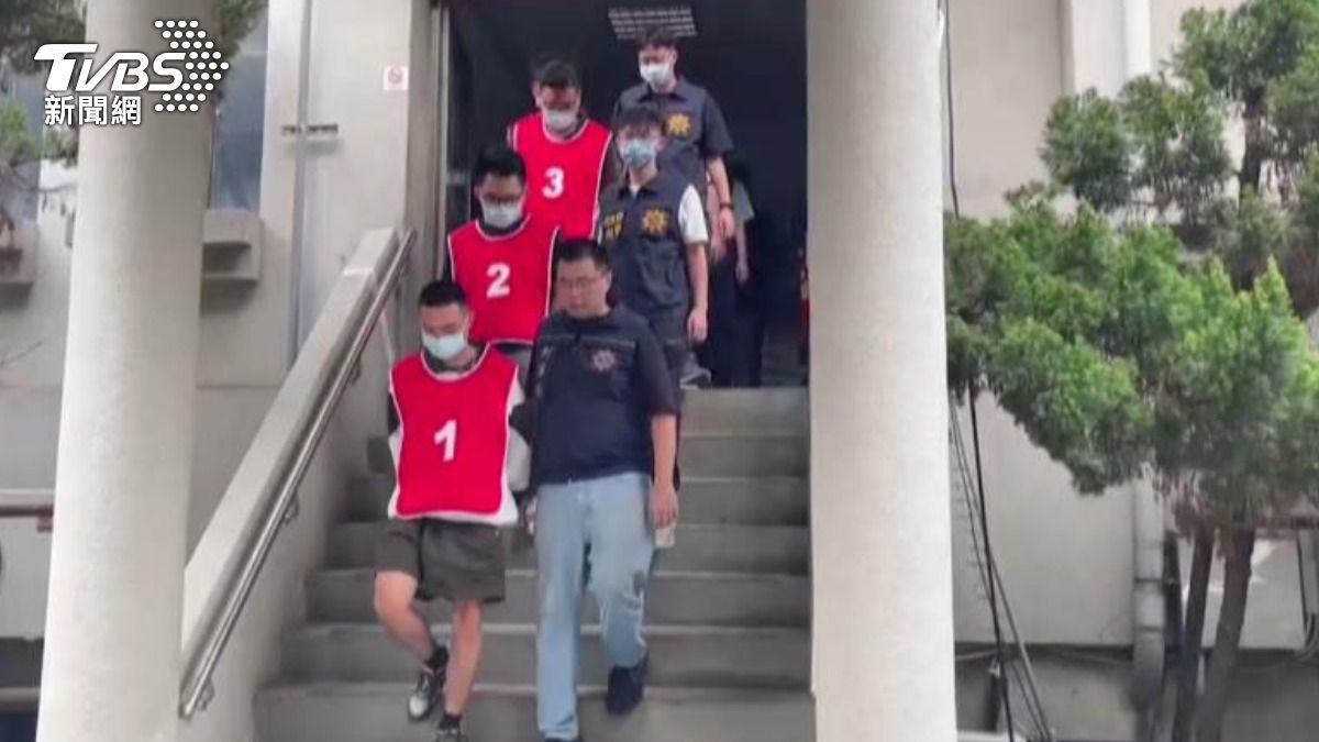 聯邦銀行經理勾結詐團!放任車手臨櫃大取贓款 警逮17人送辦