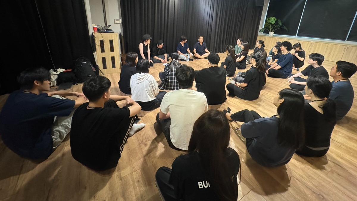 百白(前排右三)擔任「星引力表演訓練班」總導師。(圖/艾迪昇傳播提供)