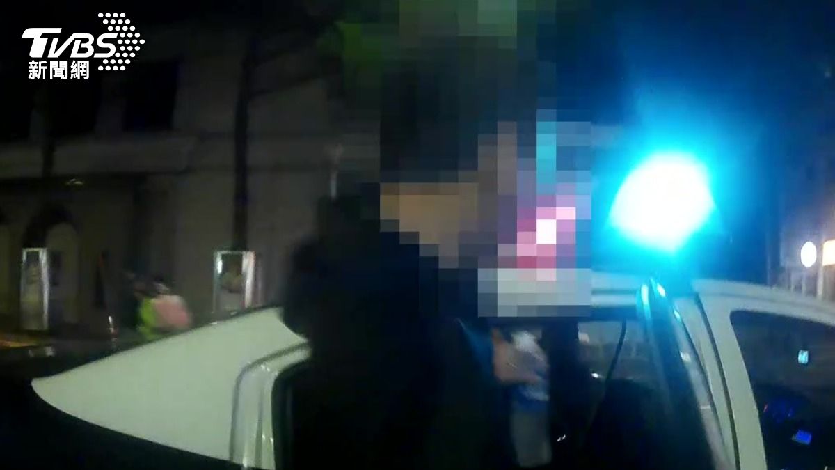 游男被依強盜罪被警方帶回偵辦。(圖/TVBS)