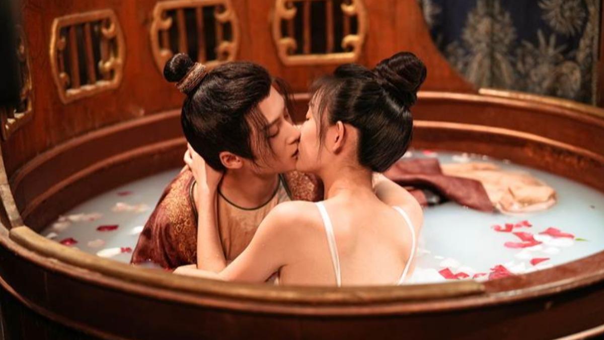 男神直播跳出「激吻濕身正妹畫面」　尷尬喊：未成年閉上眼睛