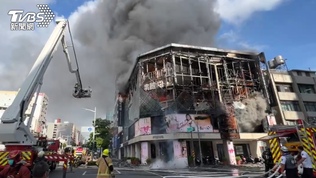 高雄知名婚紗店驚傳火警,店員驚慌逃跑,外牆還因火舌吞噬不斷剝落。(圖/TVBS)