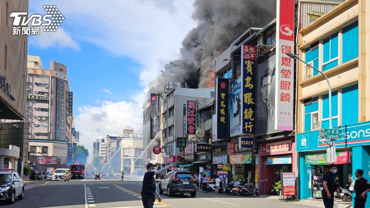 有大量濃煙不斷竄出。(圖/TVBS)