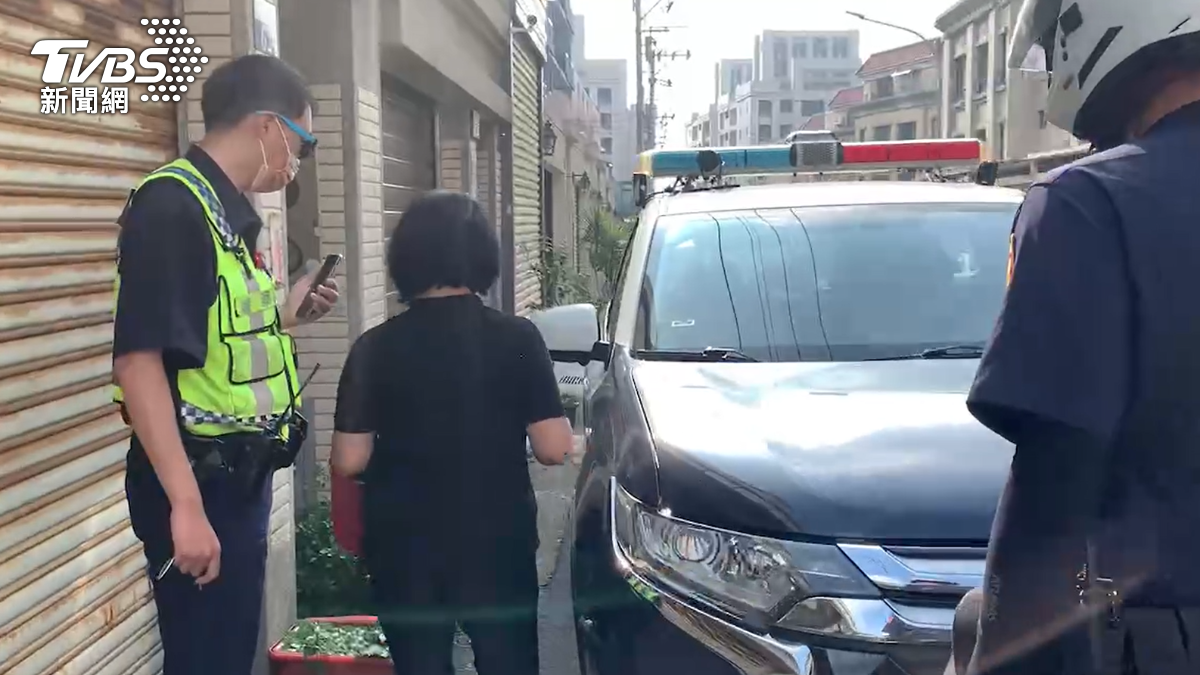 保母遭清水警方帶回。(圖/TVBS)