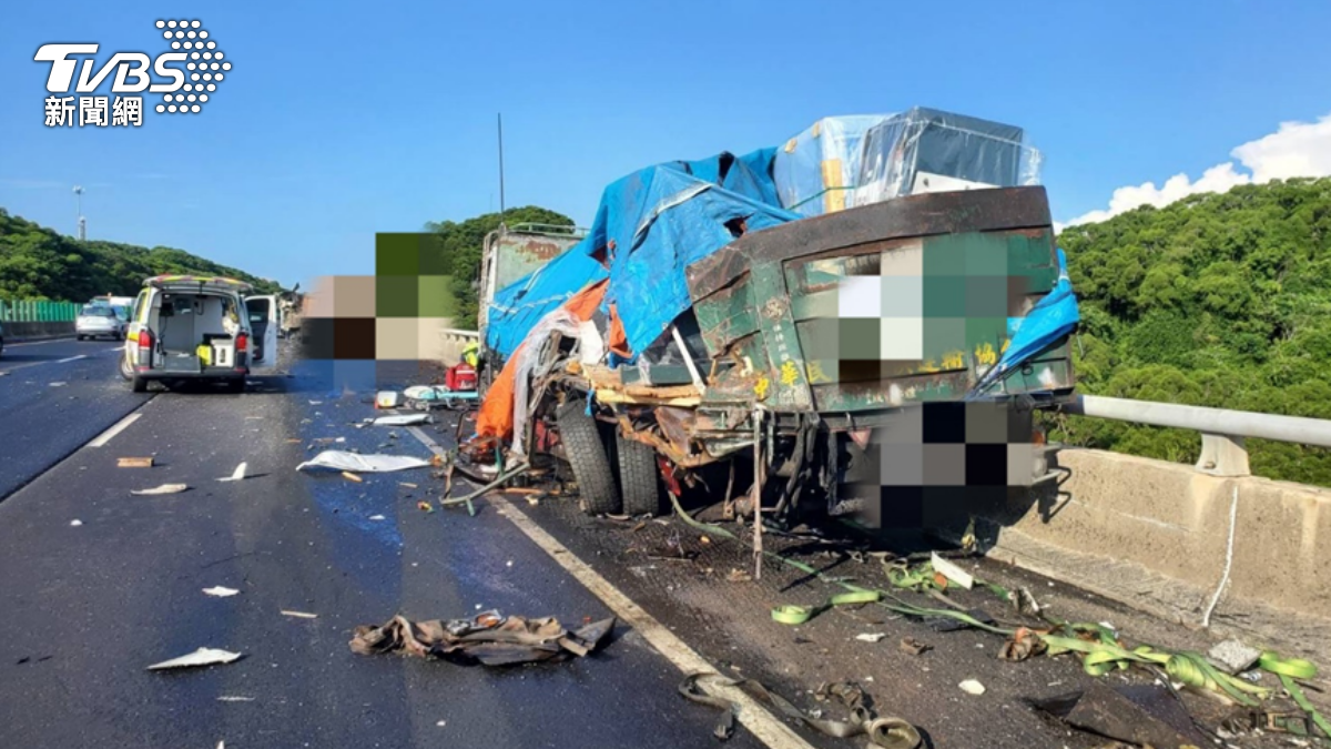 砂石車疑似分心駕駛,撞擊停在路肩的大貨車及拖吊車,造成大貨車、拖吊車駕駛死亡。(圖/TVBS)