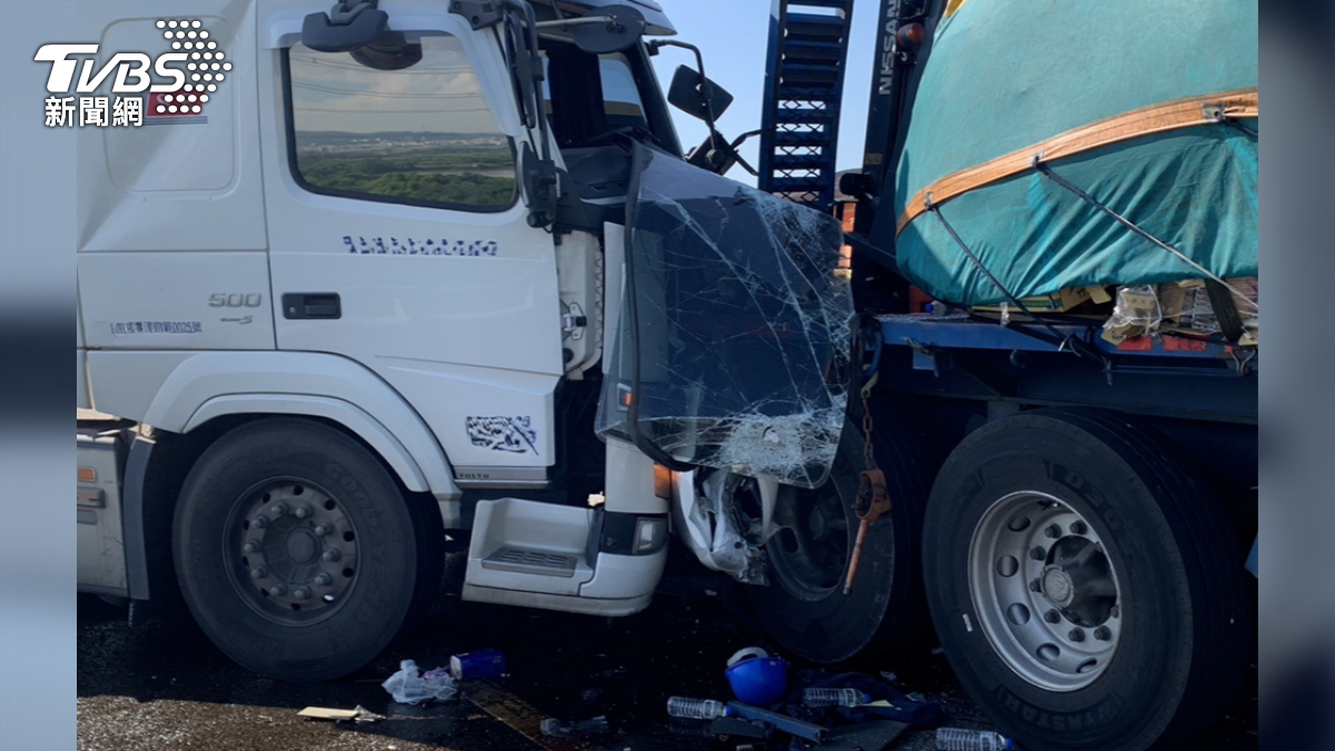 大貨車疑似分心駕駛追撞停等車陣,再往前擠壓前方全聯結車後車尾,造成被擠壓的小客車駕駛慘死。(圖/TVBS)