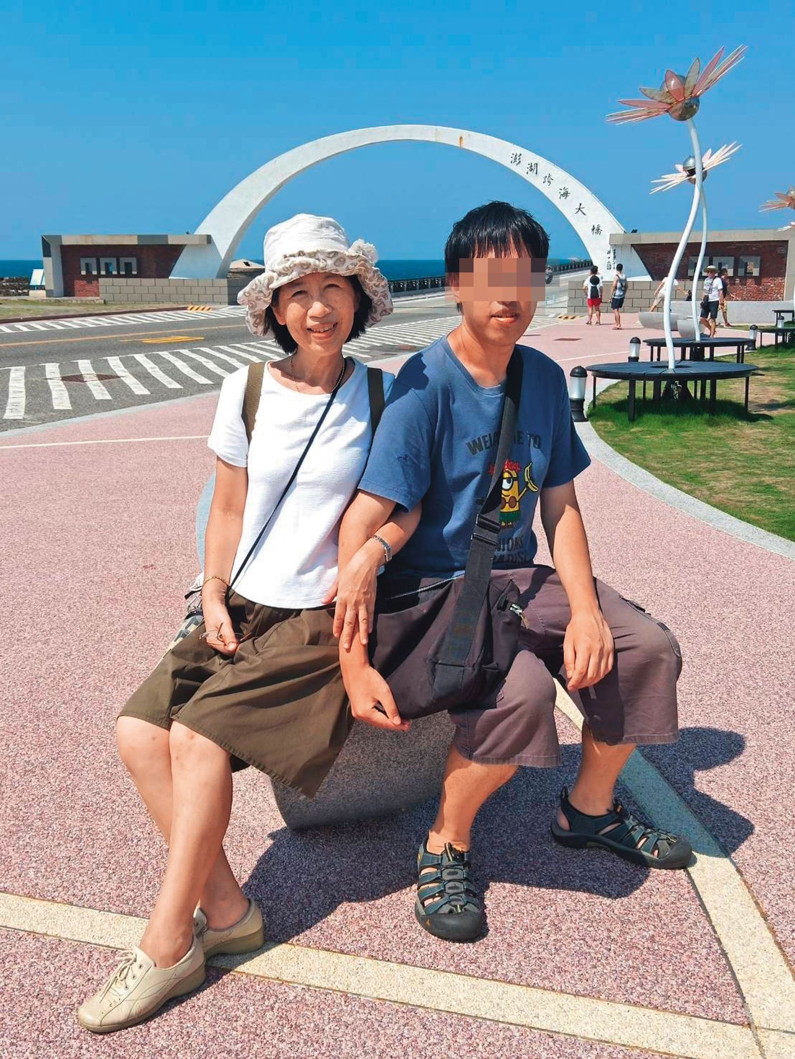 陳佩琪(左)育有柯傅堯(右)等3子女,檢察官認定他們帳戶內都有不明資金,疑與京華城案有關。(圖/翻攝自陳佩琪臉書)