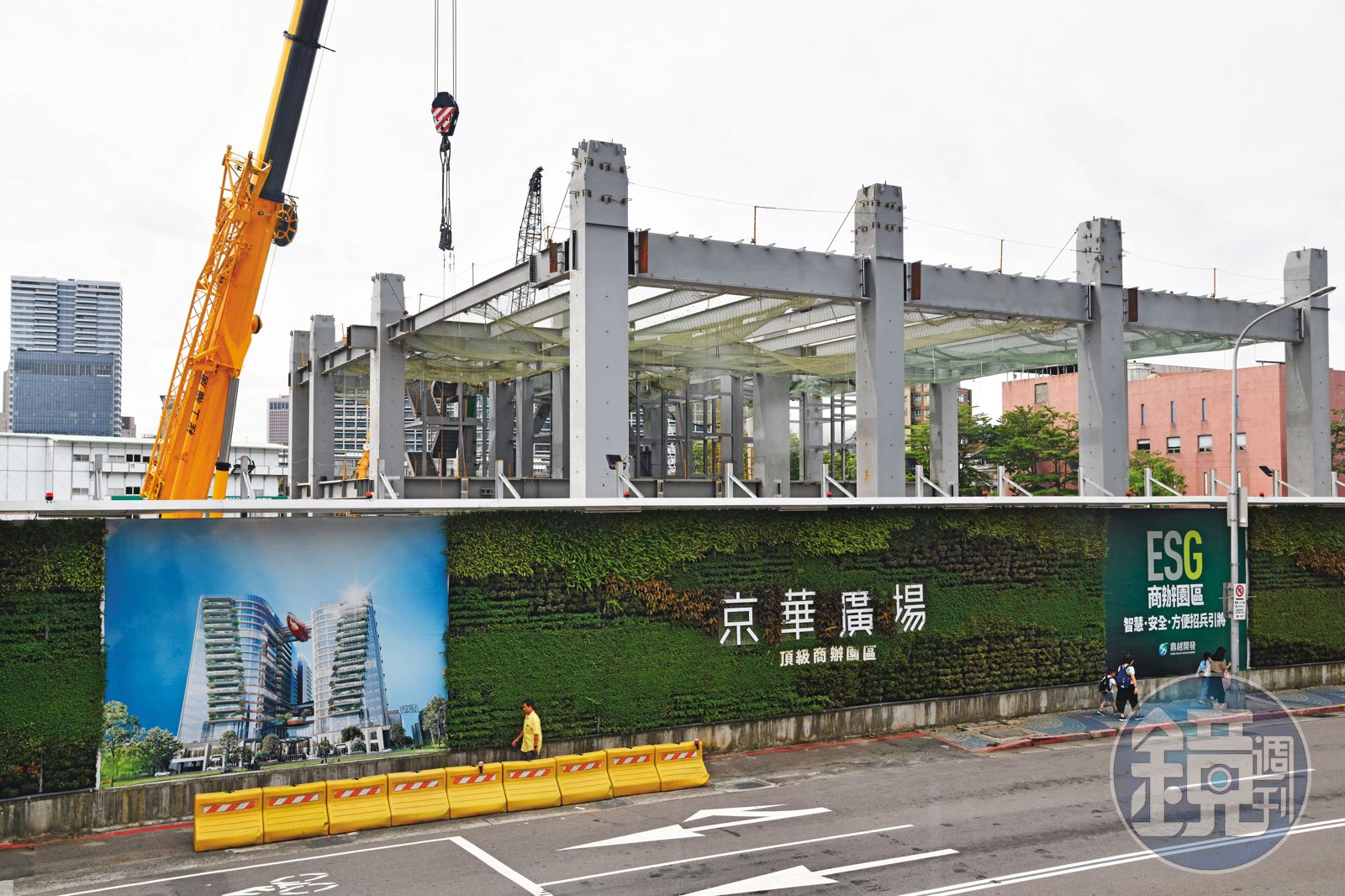 京華城分2階段獲柯文哲同意容積率增至840％，陳佩琪在這2階段都有不明資金存入子女帳戶共619萬餘元。（圖／鏡週刊提供）