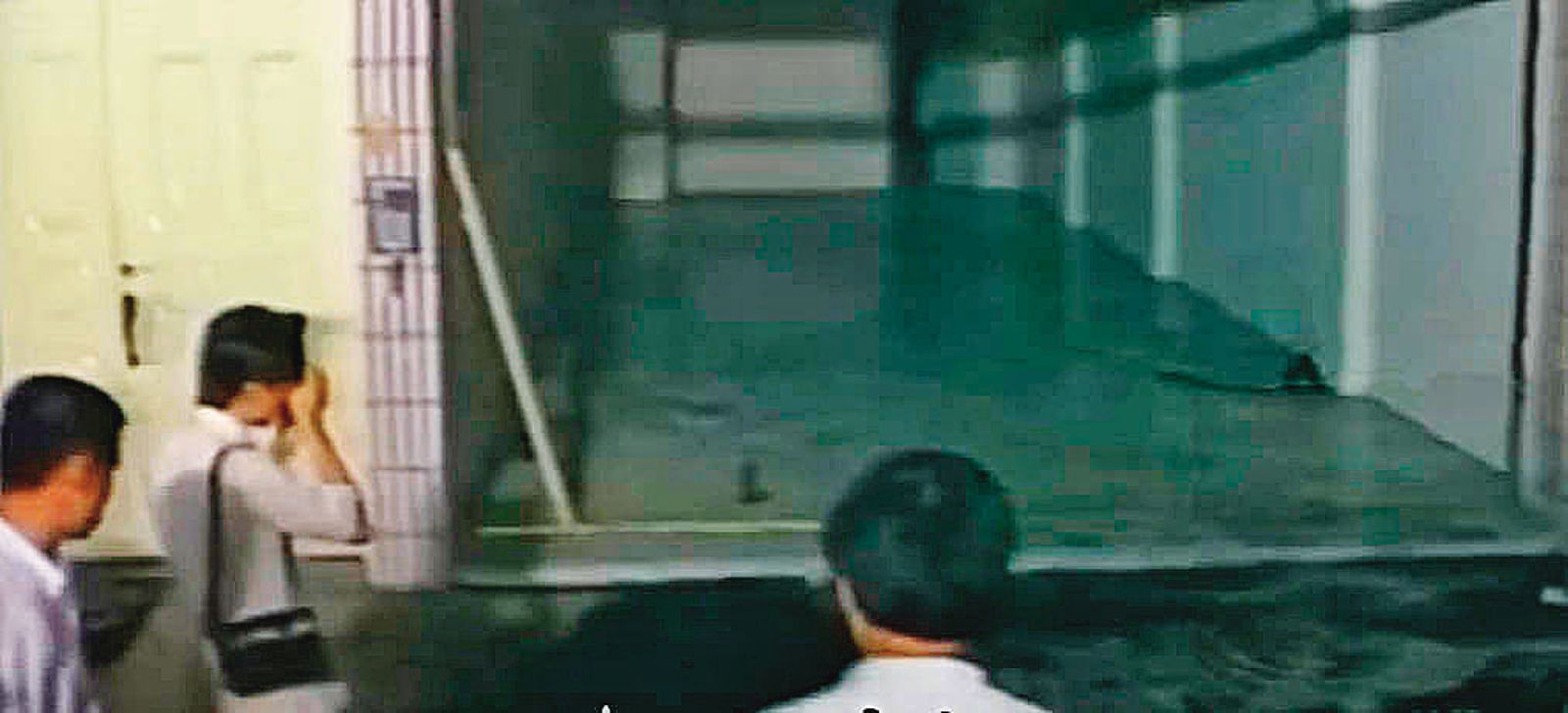 殺警案爆發後,警方重回現場採證。 (圖/翻攝自東森新聞)