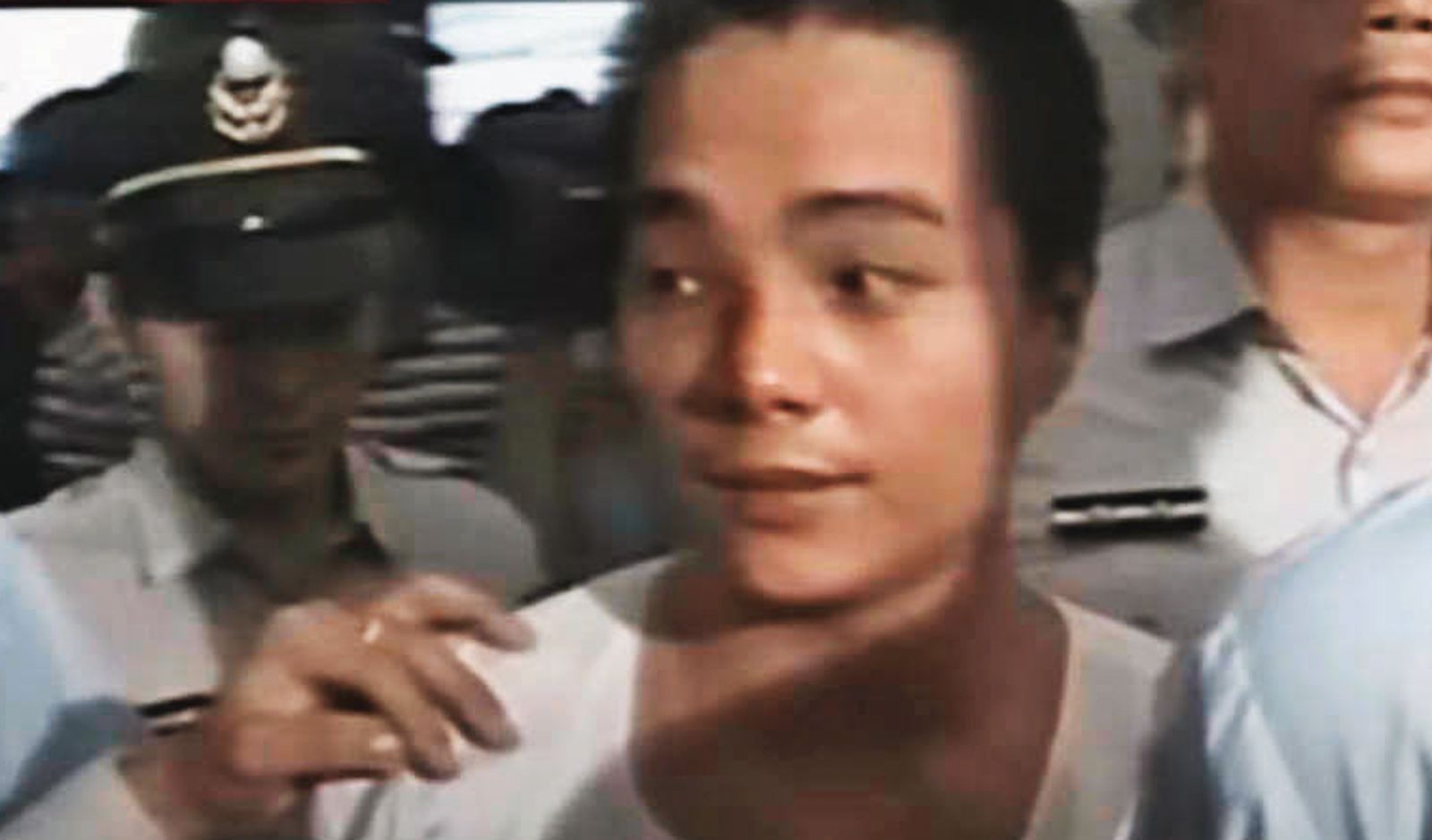 警方掌握鍾貴雄（中）女友的住處後攻堅，順利將他逮捕。（圖／翻攝自東森新聞）