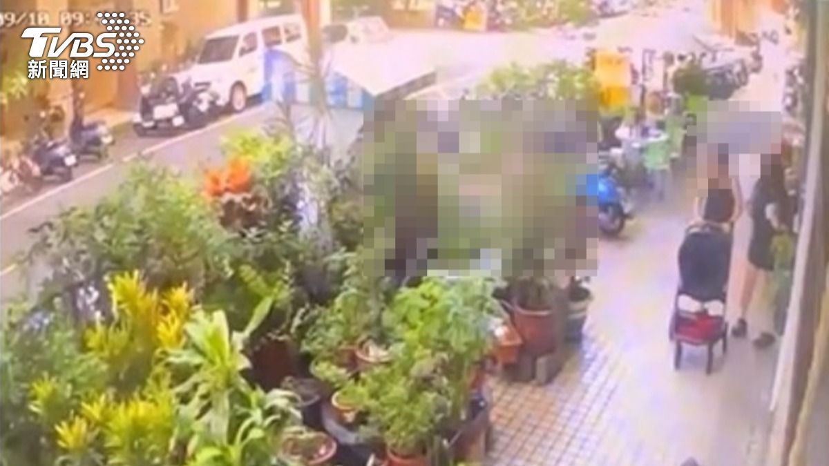 男子墜樓時,剛好有民眾推嬰兒車經過。(圖/TVBS)