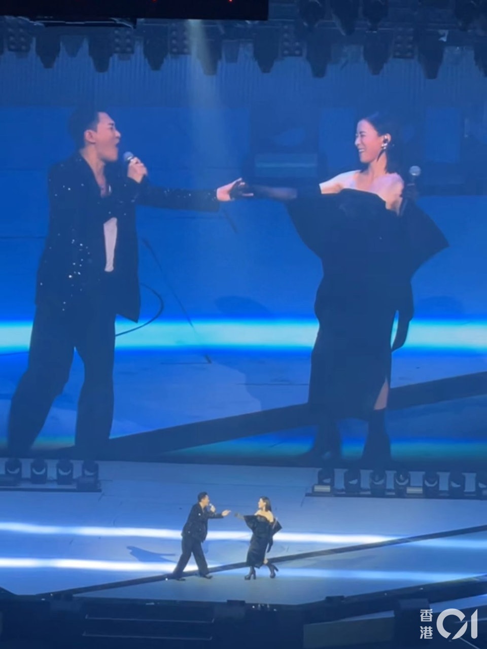 佘詩曼擔任林峯演唱會嘉賓,兩人合唱《愛在記憶中找你》。(圖/香港01)