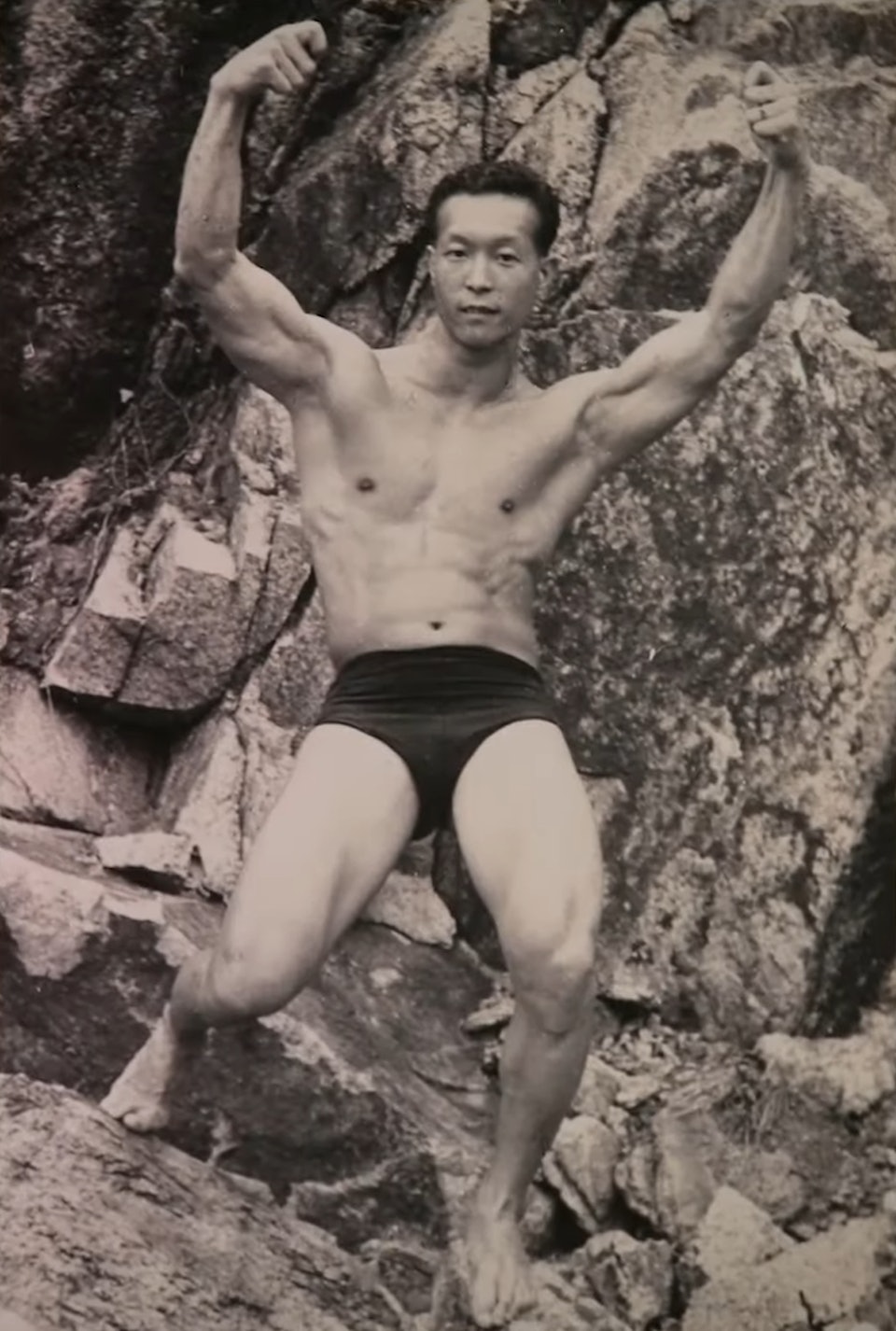李海生幼年家境貧窮靠游泳消遣,因此也練得壯碩身材。(圖/翻攝自網路)