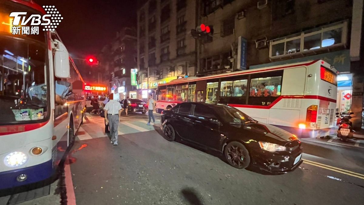 肇事的小轎車。(圖/TVBS)