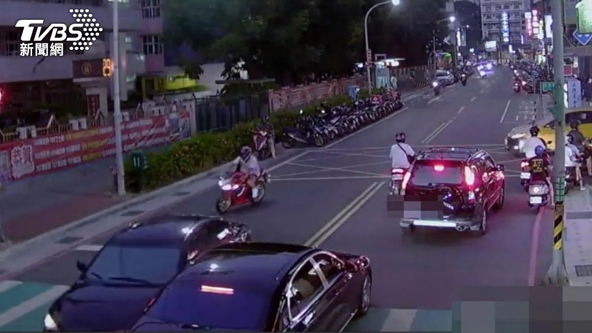 監視器拍下肇事過程。(圖/TVBS)