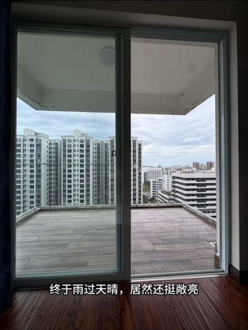本次颱風讓少女家主臥室的露臺被風捲走。(圖/翻攝自微博)