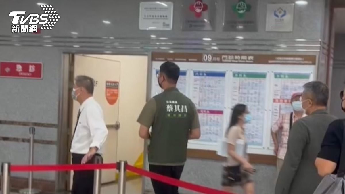 民進黨立委蔡其昌低調現身上樓。(圖/TVBS)