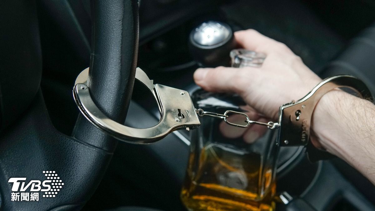 泰國女大生酒駕後撞上他人,被警方逮捕。(示意圖/達志影像shutterstock)