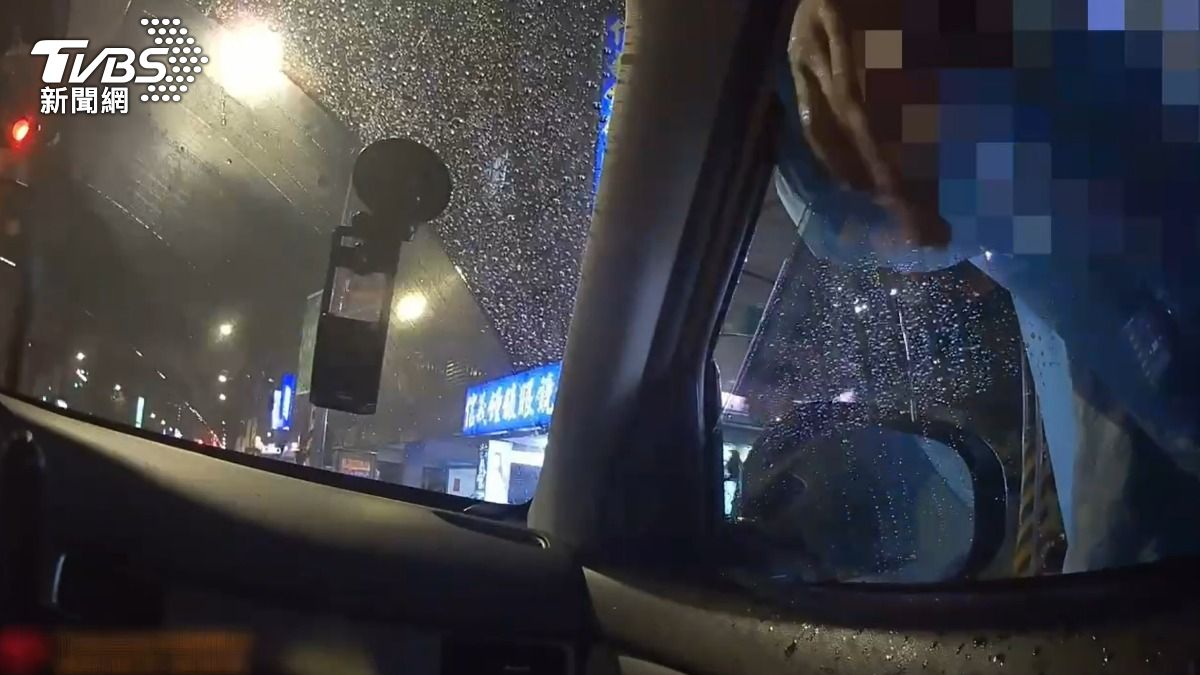 醉漢拍打警車「摸女警下體、搶無線電」　脫序行徑下場超慘