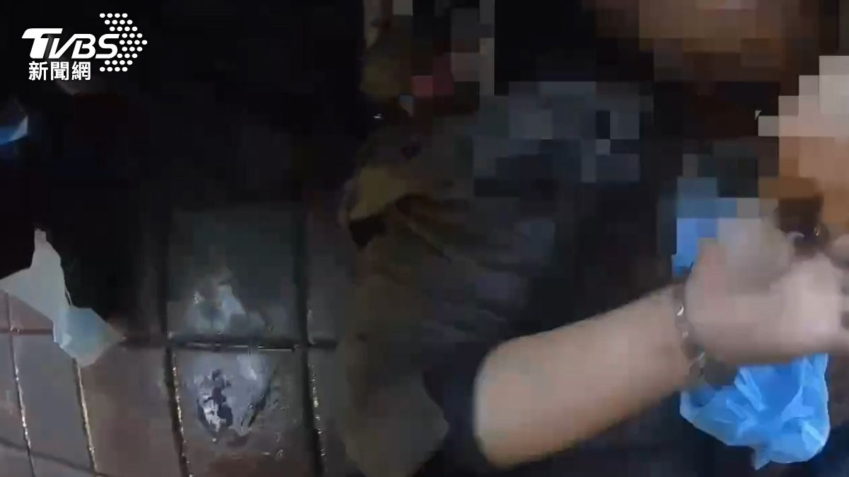 潘姓醉漢性騷擾女警還揮拳攻擊警員,慘被壓制逮捕。(圖/TVBS)