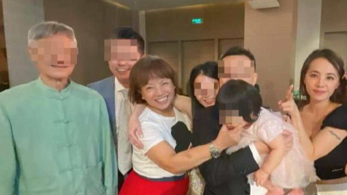 蔡依林（右）以黑色上衣搭配米白色長裙，打扮相當清新優雅。（圖／蔡依林官方粉絲團微博）
