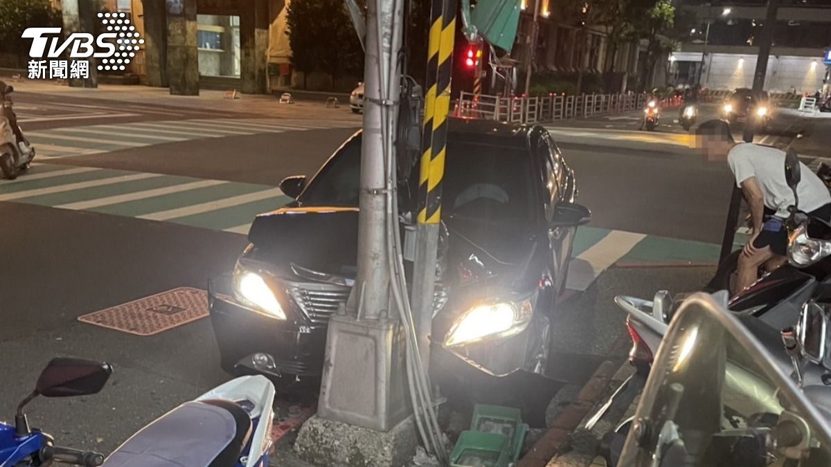 小客車車頭嚴重凹陷。(圖/TVBS)