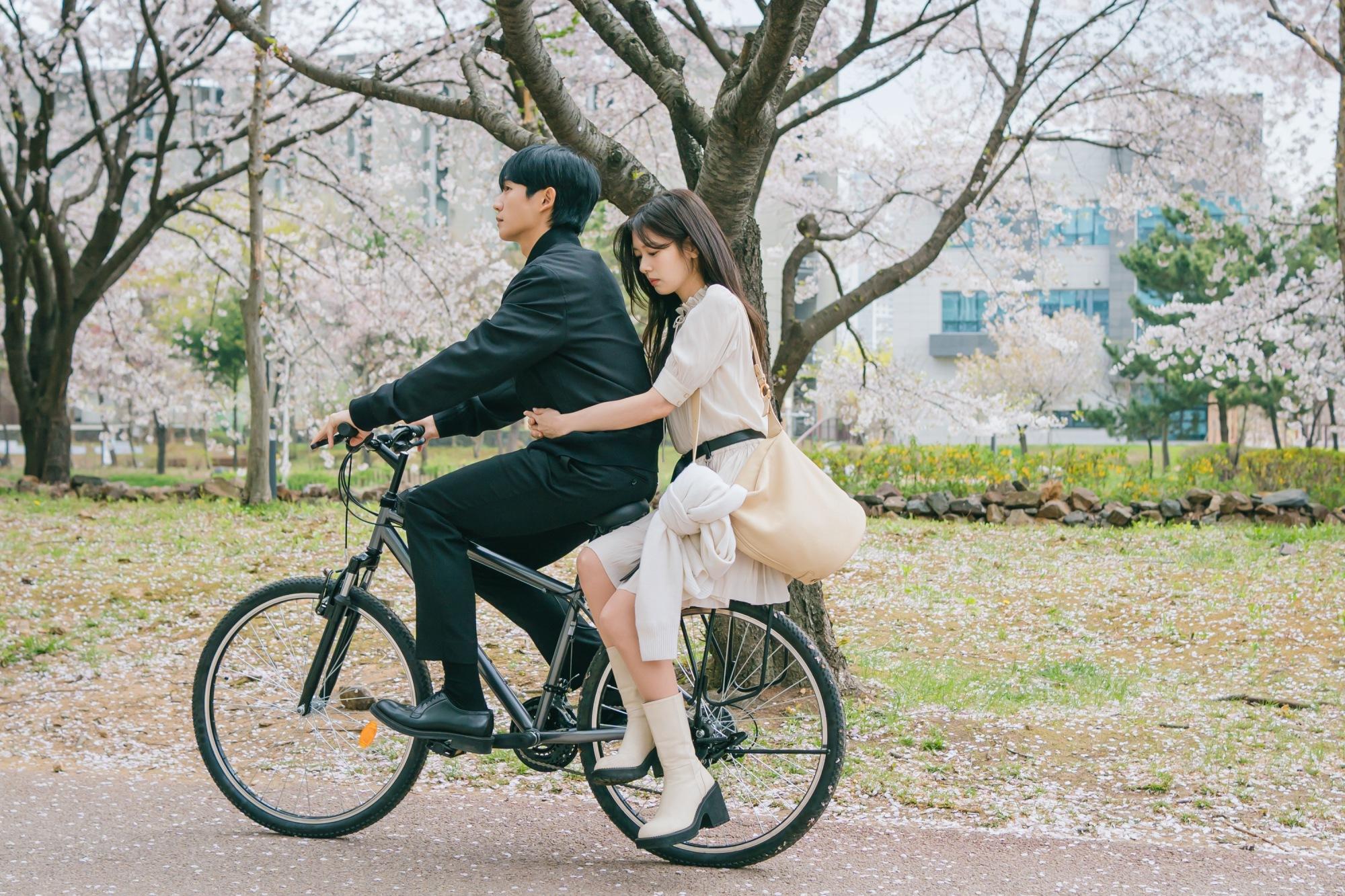 丁海寅預告戲劇後半段有更多放閃鏡頭。（圖／Netflix提供）