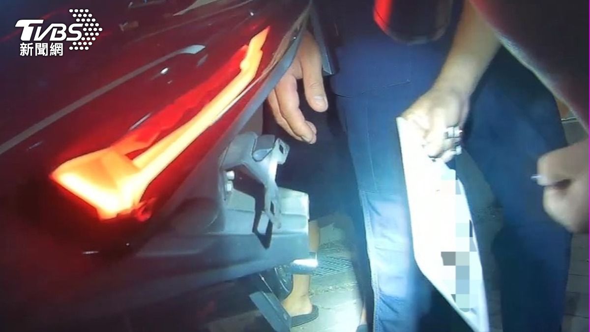 徐男把父親的車牌掛到自己機車上。（圖／TVBS）