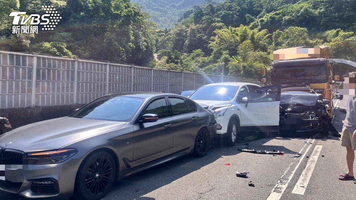 曳引車駕駛供稱因眩光關係,導致追撞車禍發生。(圖/TVBS)