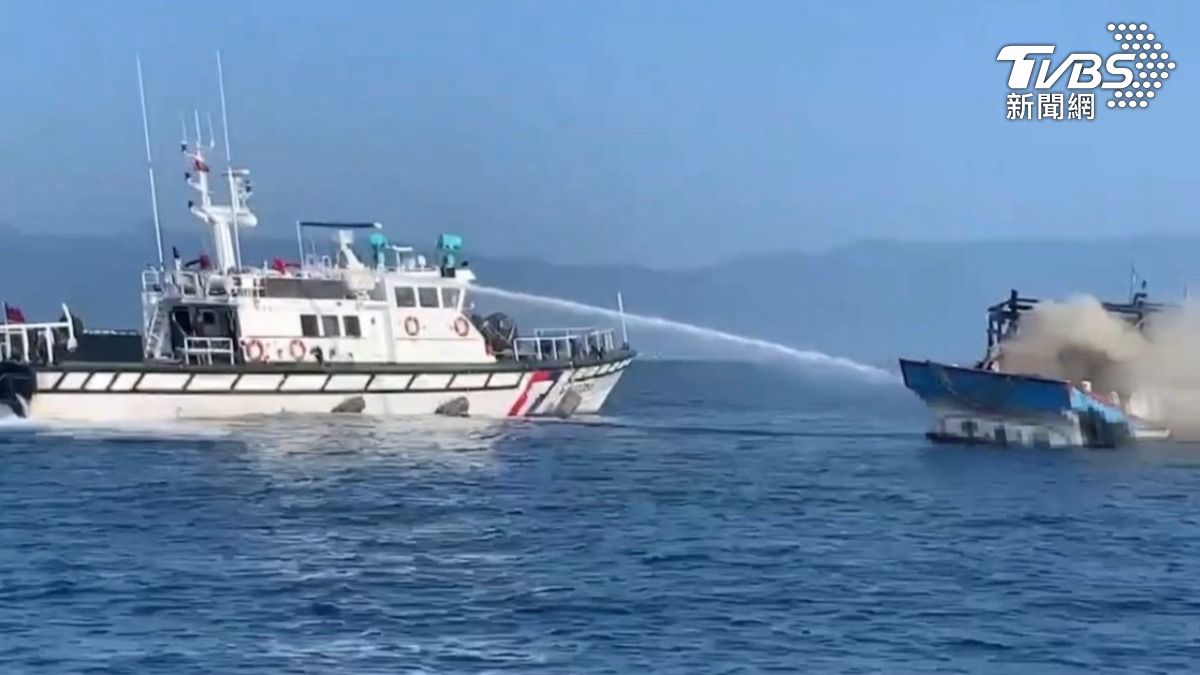 海巡署派遣巡防艇前往灌水。(圖/TVBS)