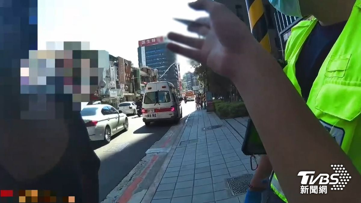 好友反目當街互毆，警消到場了解。（圖／TVBS）