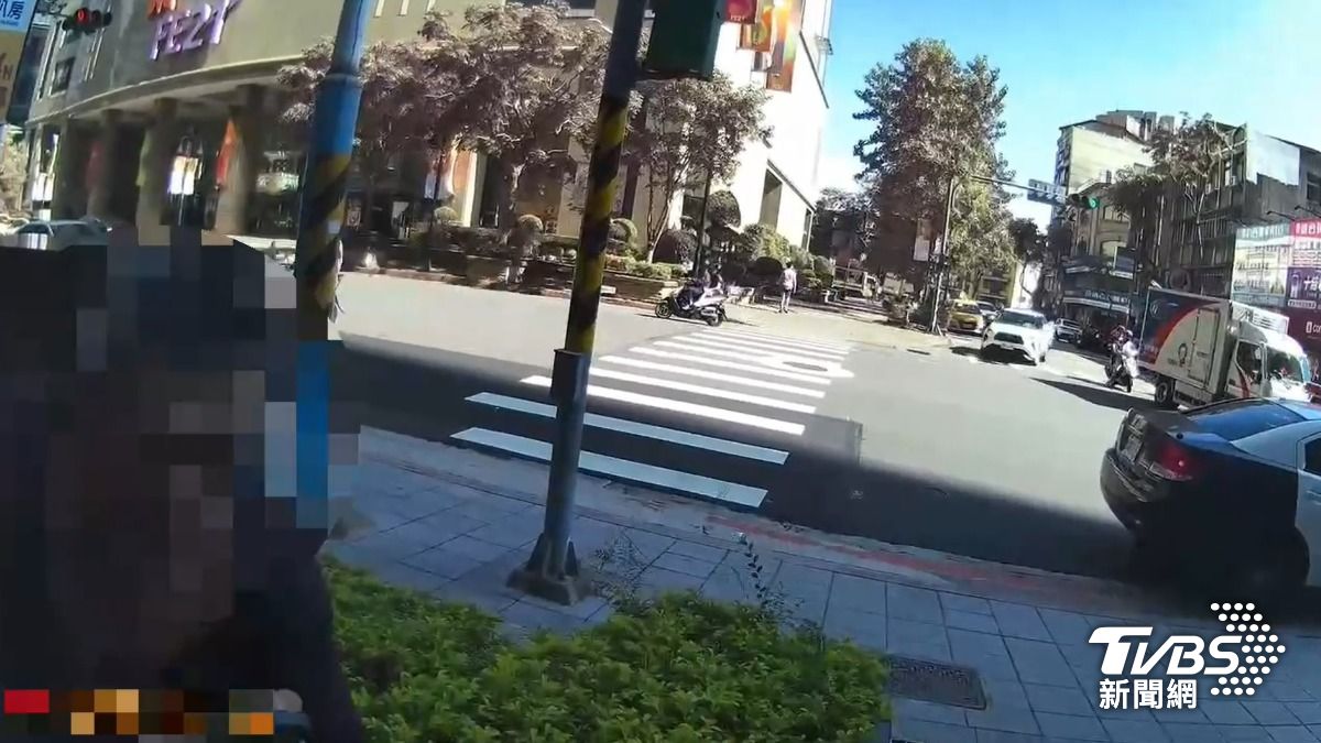 好友反目當街互毆，警方獲報到場處理。（圖／TVBS）