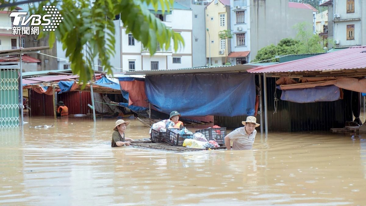 摩羯豪雨重創越南。(圖/達志影像美聯社)