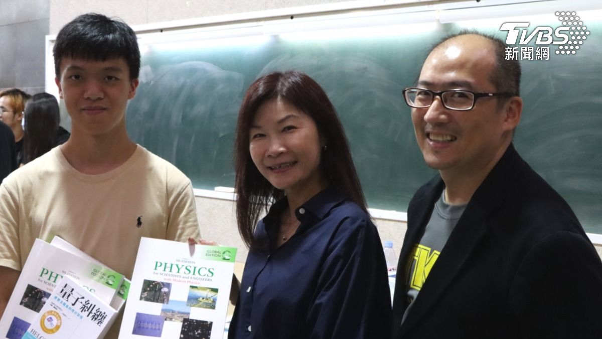 物理系大一學生開心接受贈書,與宜特科技副總經理陳文吟(中),物理系主任莊程豪合影(圖/淡江大學提供)