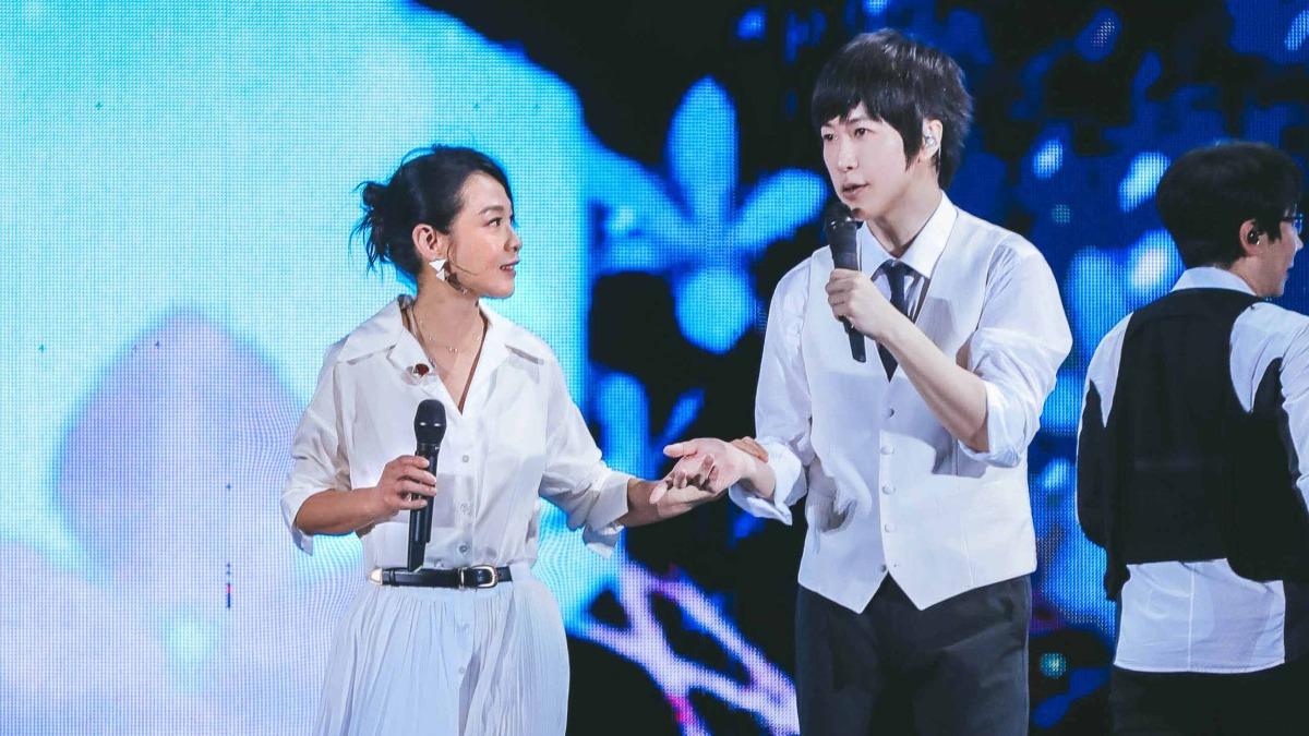 劉若英不忍了!五月天阿信腹肌被Ella摸透 氣喊「差點報警」