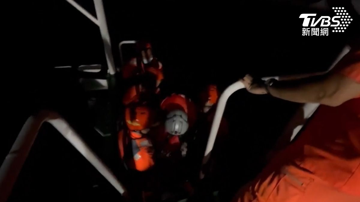 急急急!海空搜救第一視角曝光 漆黑海面成功救起幻象飛官