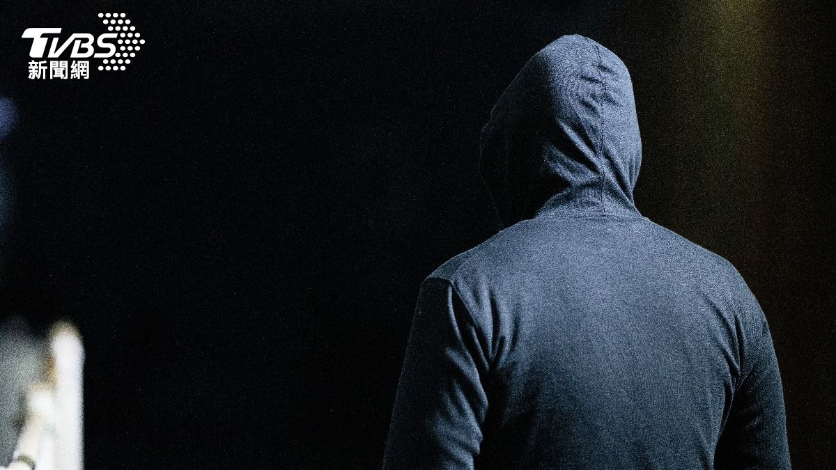 金男在案發後多次返回公寓，試圖將現場佈置成發生搶劫、導致A女身亡的假象。（示意圖／達志影像shutterstock）