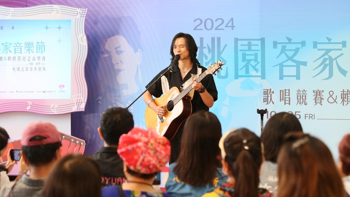龔德獻唱賴碧霞的經典曲〈農家樂〉。(圖/新視紀整合行銷提供)