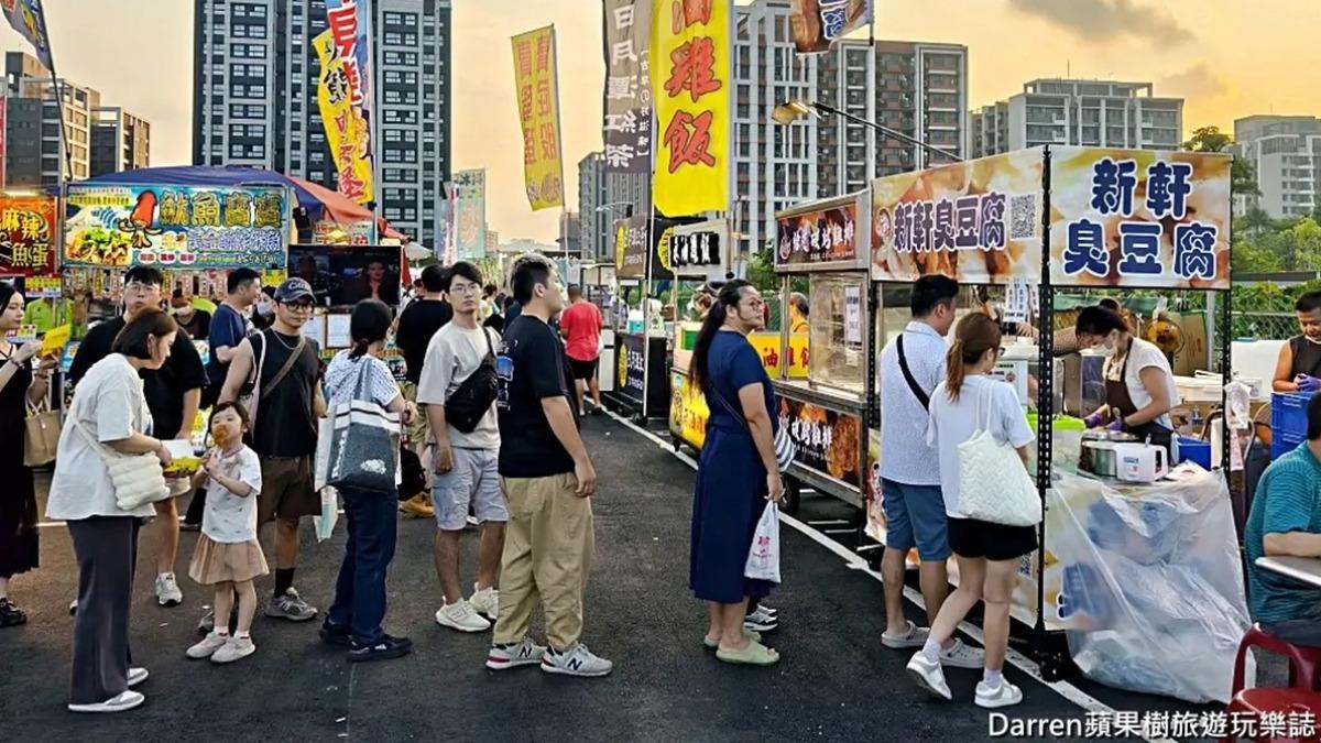 位在夜市入口處的「新軒臭豆腐」，是幾乎人手一盒的人氣排隊美食。（圖／DARREN蘋果樹旅遊玩樂誌）