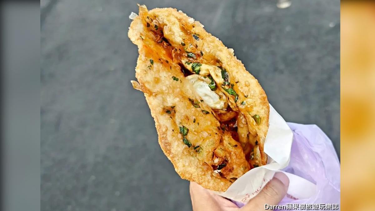 「炸蛋蔥油餅」外觀呈現金黃色，炸到又香又酥，咬下炸蛋還會爆漿。（圖／DARREN蘋果樹旅遊玩樂誌）