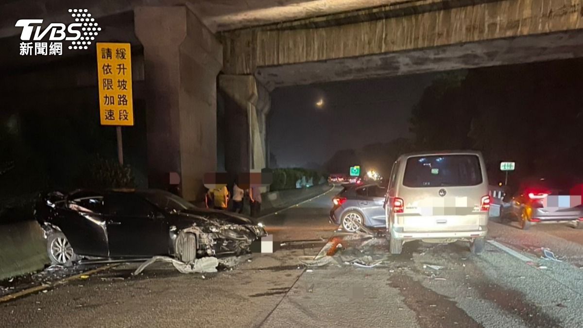 國3南下大溪段4車連環撞!小客車頭炸開變形 1人急送醫