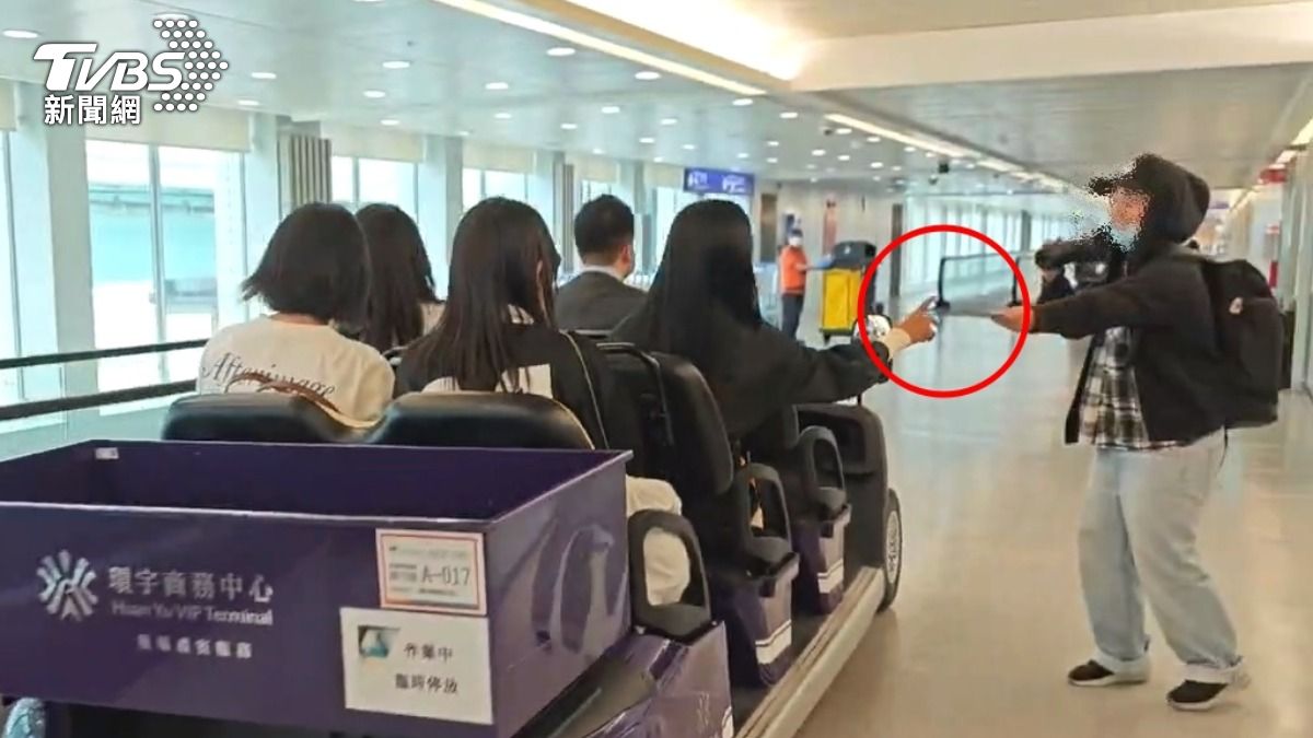金世正趕緊收下粉絲送上的信件。（圖／TVBS）