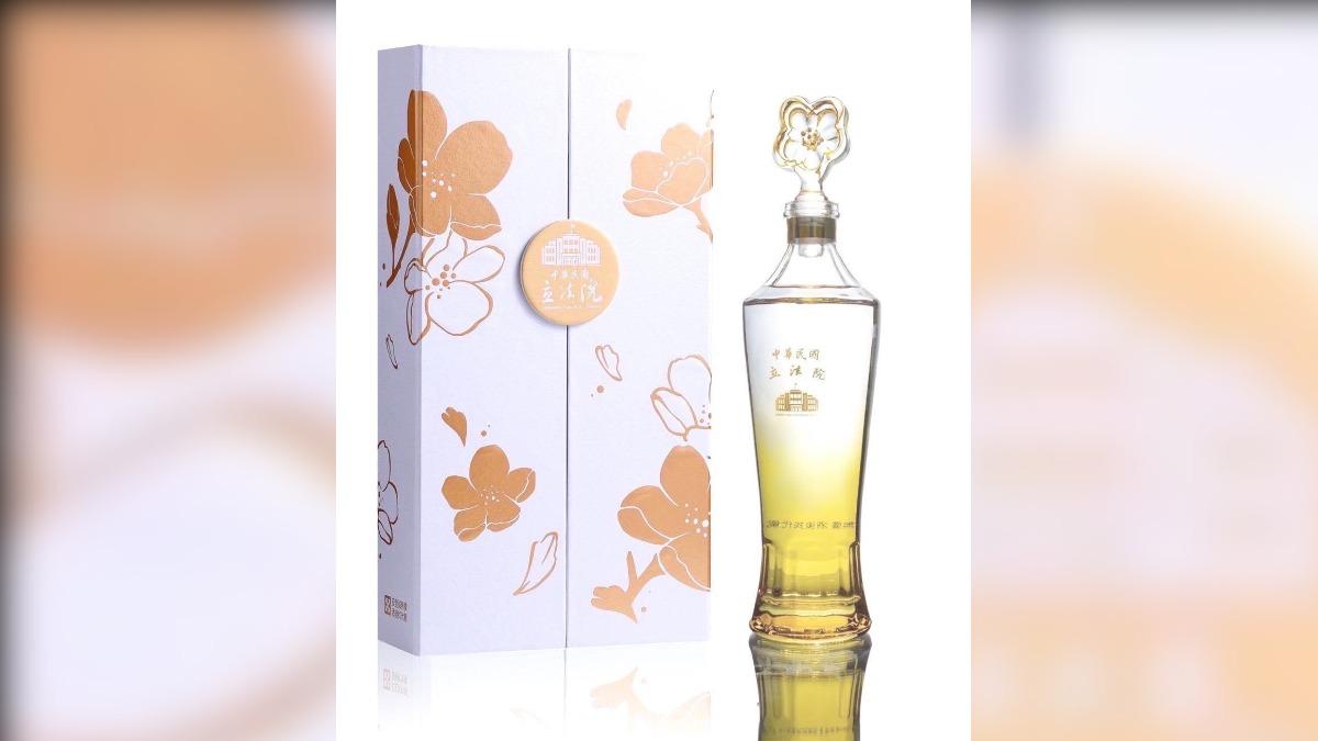 立法院最新紀念酒亮相 首用玻璃瓶「水晶梅花」鑲瓶頭