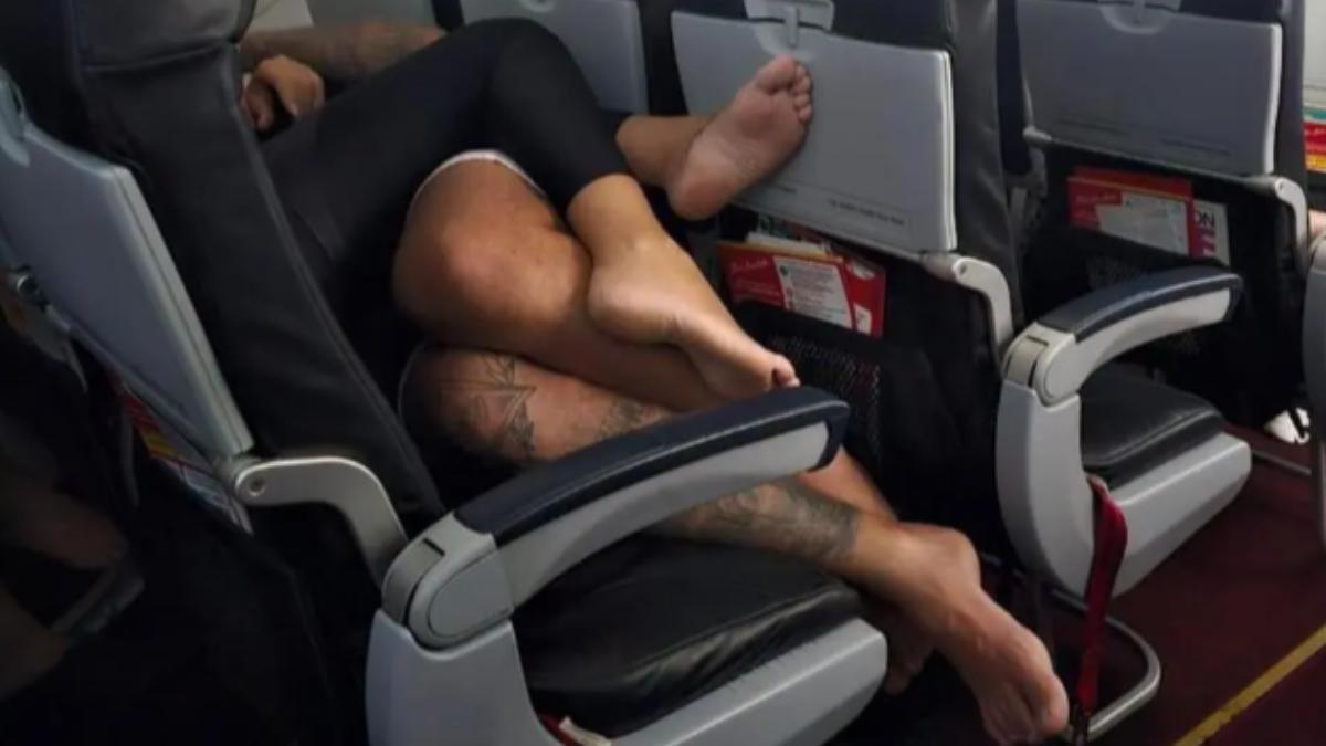 這些航空拒載光腳客人！美空服員曝噁心真相：地很少清潔